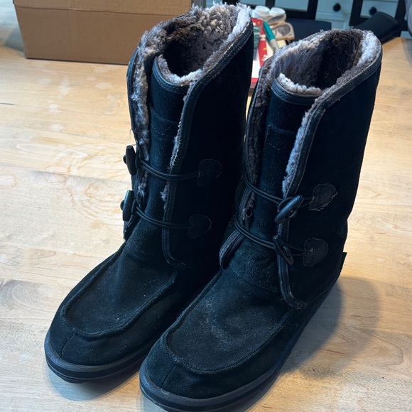 Sanuk Black Fur-Lined Boots - Picture 1 of 6